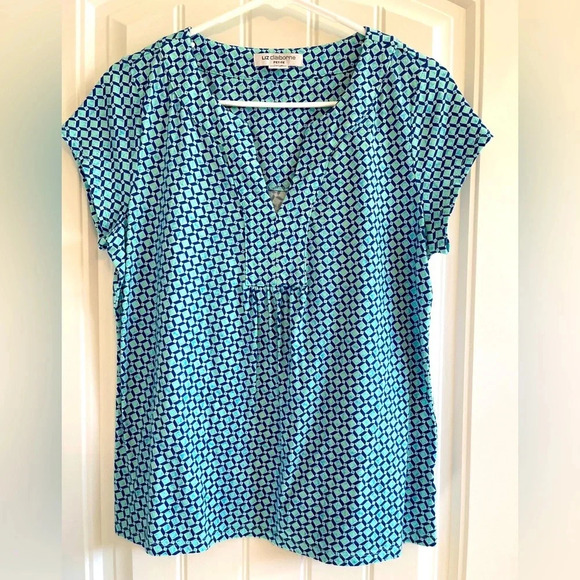 Liz Claiborne Tops - Liz Claiborne Women’s Petite Large Geometric Pattern Short Sleeve Blouse